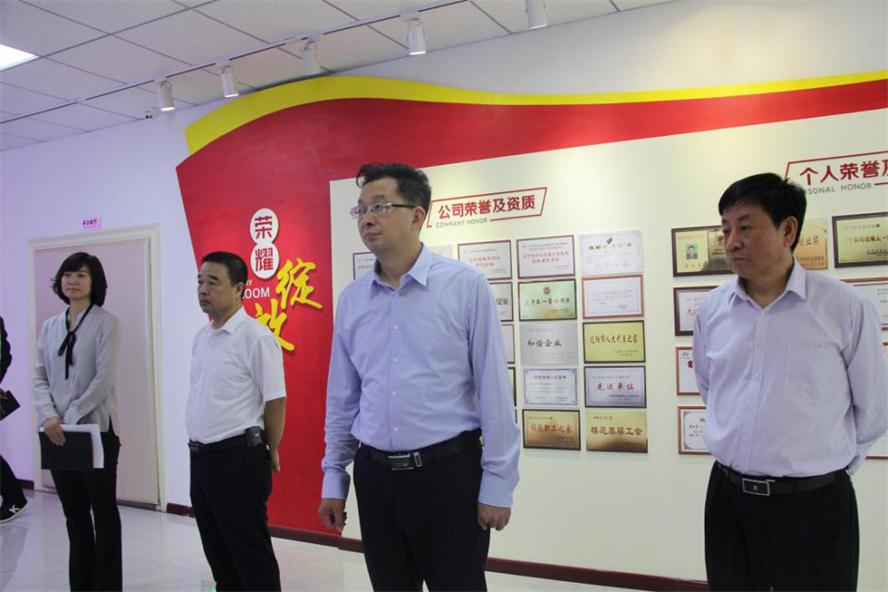 何亚琼副市长光临pp电子电商调研领导.jpg 何亚琼副市长光临pp电子电商调研领导.jpg