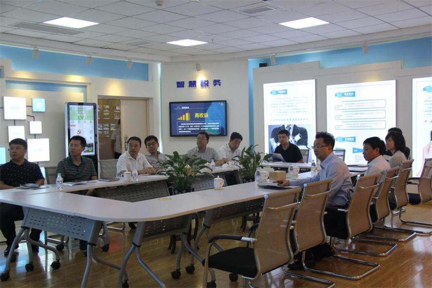 辽阳市何亚琼副市长光临pp电子电商领导.jpg 辽阳市何亚琼副市长光临pp电子电商领导.jpg