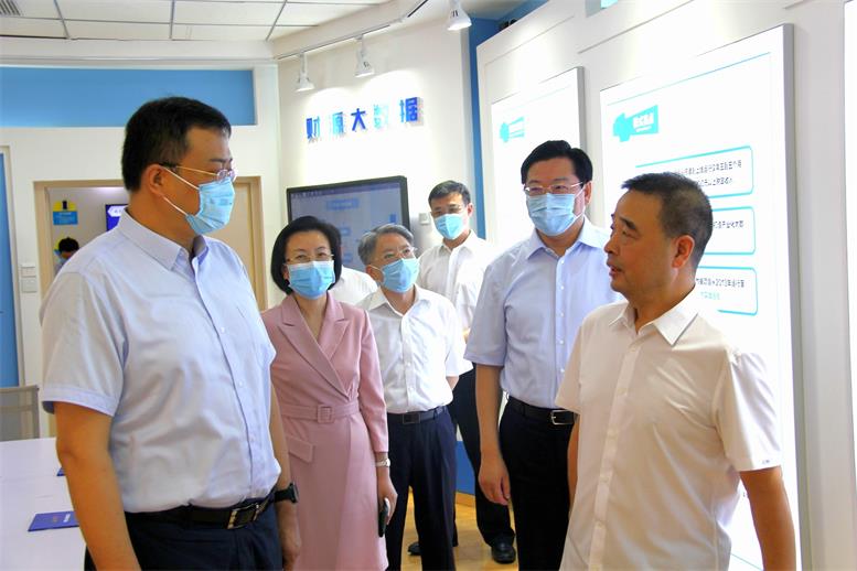 副省长高涛光临pp电子信息视察调研.jpg 副省长高涛光临pp电子信息视察调研.jpg