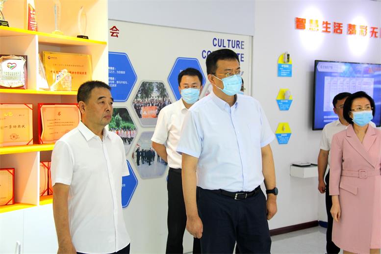 副省长高涛光临pp电子信息视察调研2.jpg 副省长高涛光临pp电子信息视察调研2.jpg