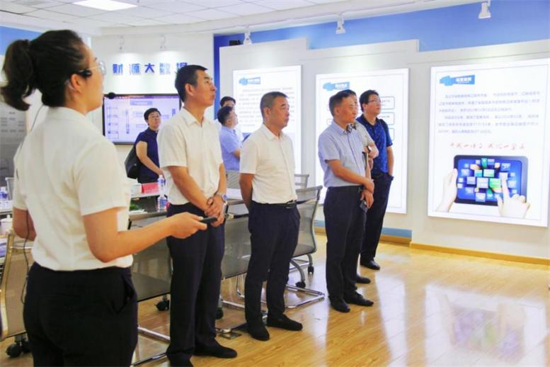 辽宁省工信厅副厅长丁广军光临pp电子集团调研领导3.jpg 辽宁省工信厅副厅长丁广军光临pp电子集团调研领导3.jpg